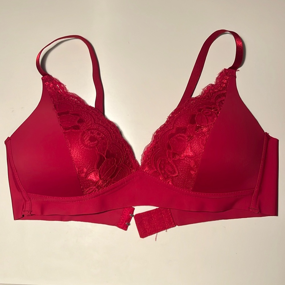 NWOT lightly padded bra with lace accents, size 36C by STRM LINE Intimates
